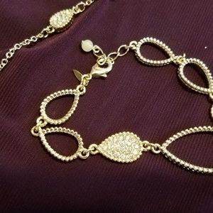 Necklace with earrings and a bracelet gold